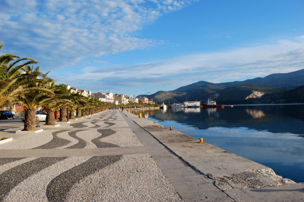 Ο παραλιακός δρόμος της πόλης του Αργοστολίου στο νησί της Κεφαλονιάς.