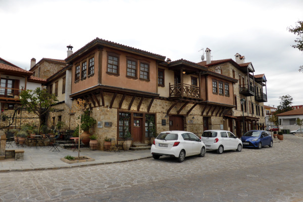 Ένας τυπικός δρόμος της Αρναίας και σπίτια με την παραδοσιακή αρχιτεκτονική.