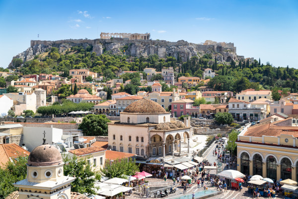 Μια φωτογραφία που δείχνει τον βράχο της Ακρόπολης και την πλατεία Μοναστηρακίου στην Αθήνα.