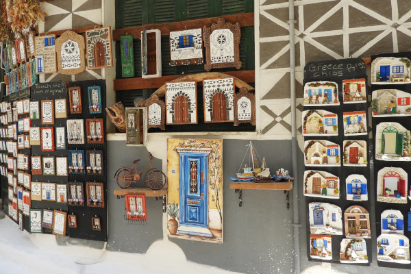 Τοιχογραφίες και πίνακες από σουβενίρ που απεικονίζουν τυπικές πόρτες και παράθυρα στο χωριό Πυργί της Χίου.