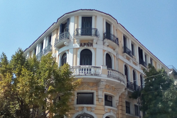 Το εξωτερικό του εντυπωσιακού νεοκλασικού κτηρίου που φιλοξενεί το ξενοδοχείο Arni στην Καρδίτσα.