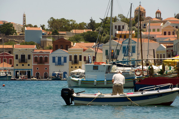 Μικρά σκάφη στο λιμάνι και ένα μέρος του οικισμού Καστελόριζο στο βάθος.