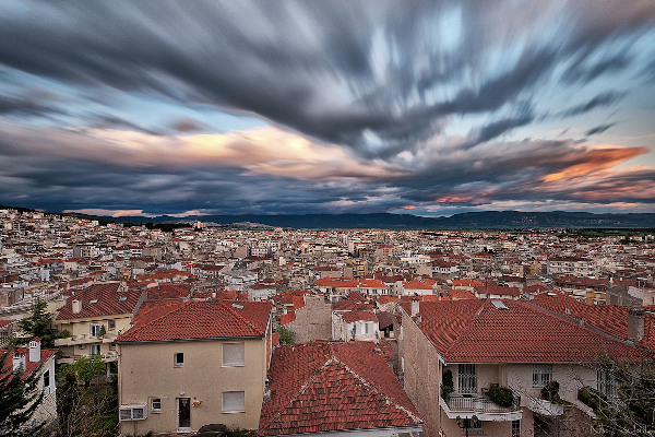 Μια πανοραμική εικόνα της πόλης της Κοζάνης κάτω από τον συννεφιασμένο ουρανό.