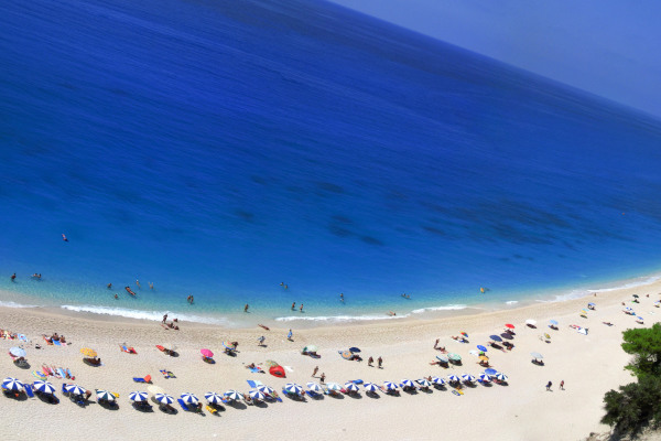 Μια πανοραμική φωτογραφία της διάσημης παραλίας της Λευκάδας που ονομάζεται Εγκρέμνη.
