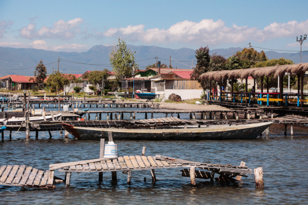 Εικόνα που δείχνει ξύλινες γέφυρες, βάρκες και σπίτια ψαράδων στη λιμνοθάλασσα του Μεσολογγίου.