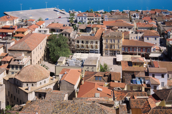 Μια πανοραμική εικόνα που δείχνει ένα μέρος της παλιάς πόλης του Ναυπλίου.