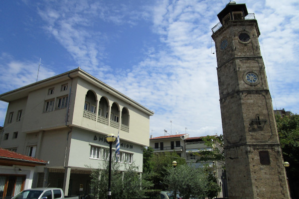 Το δημαρχείο και το παλιό ρολόι της πόλης της Νάουσας.