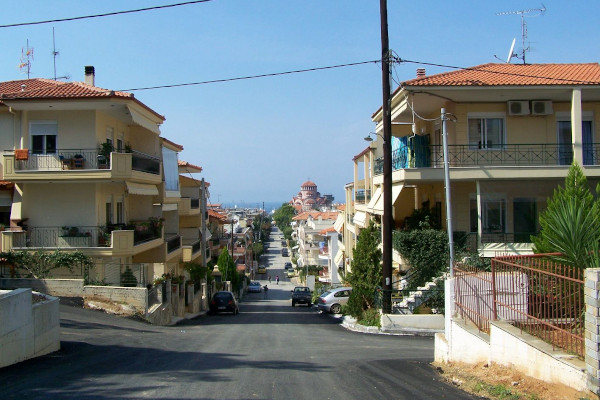 Ένας τυπικός δρόμος σε μια κατοικημένη γειτονιά των Νέων Μουδανιών στη Χαλκιδική.