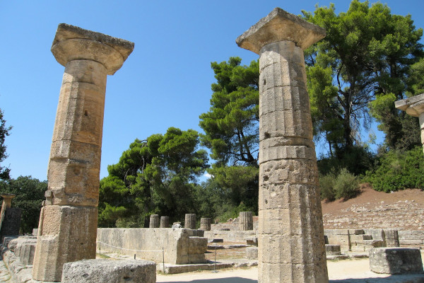 Μια εικόνα που δείχνει δύο κίονες και άλλα ερείπια του αρχαιολογικού χώρου της Αρχαίας Ολυμπίας.