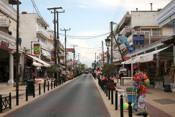 Ένας κεντρικός δρόμος της Παραλίας της Κατερίνης με πολυάριθμα καταστήματα και στις δύο πλευρές.