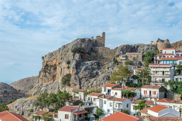 Παραδοσιακά σπίτια Χώρας της Σαμοθράκης και ερείπια του μεσαιωνικού κάστρου στην άκρη του οικισμού.