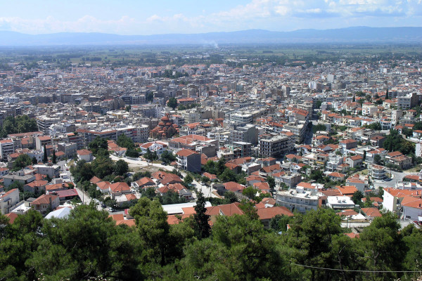 Μια επισκόπηση της πόλης των Σερρών με τον κάμπο και τα γύρω βουνά στο βάθος.