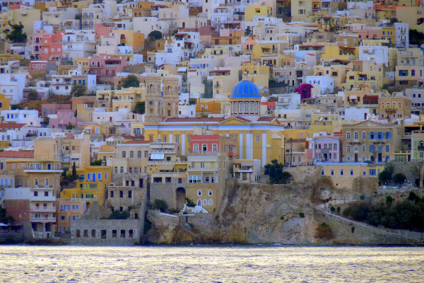 Μια εικόνα που δείχνει ένα μέρος του πολύχρωμου οικισμού της Ερμούπολης.