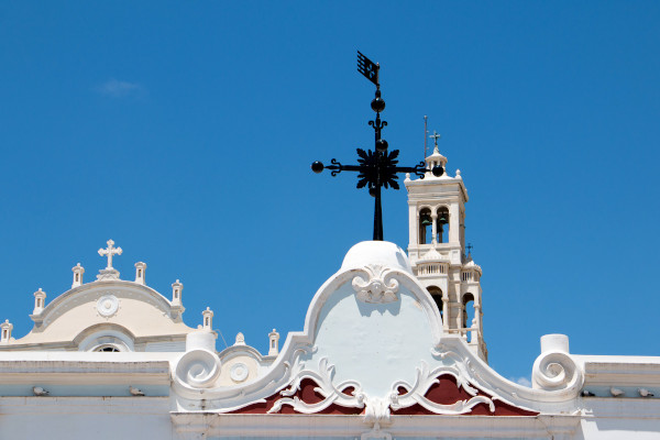 Το καμπαναριό και ένα μέρος της στέγης της εκκλησίας της Παναγίας της Τήνου στη Χώρα του νησιού.
