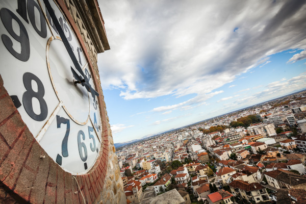 Το ρολόι του Πύργου Ρολογιού Τρικάλων και μια επισκόπηση της πόλης.