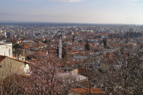 Μια πανοραμική θέα που περιλαμβάνει την παλιά και τη σύγχρονη πόλη της Ξάνθης.
