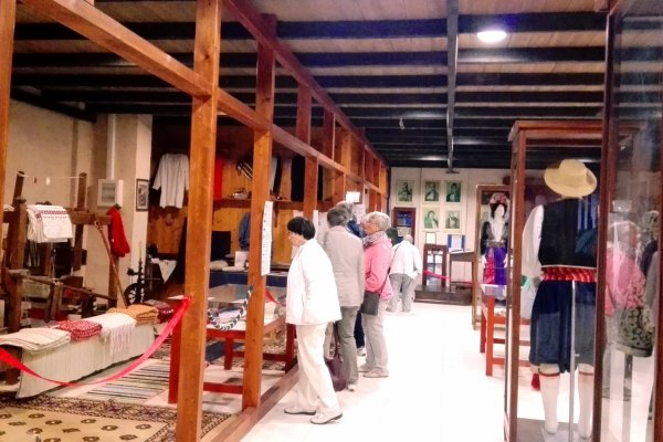 Οι επισκέπτες περιεργάζονται εκθέματα στο Λαογραφικό Μουσείο Αχαράβης.