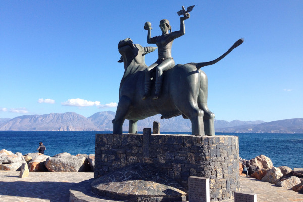 Το άγαλμα της Απαγωγής της Ευρώπης στο λιμάνι του Αγίου Νικολάου στην Κρήτη.