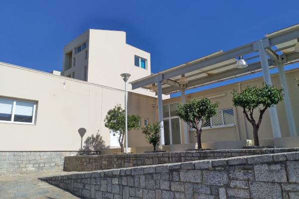 Η αυλή και το εξωτερικό του Αρχαιολογικού Μουσείου Αγίου Νικολάου στην Κρήτη.