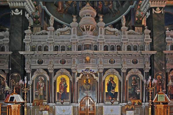 Το εσωτερικό του καθεδρικού ναού της Αλεξανδρούπολης δείχνει το ιερό της εκκλησίας.