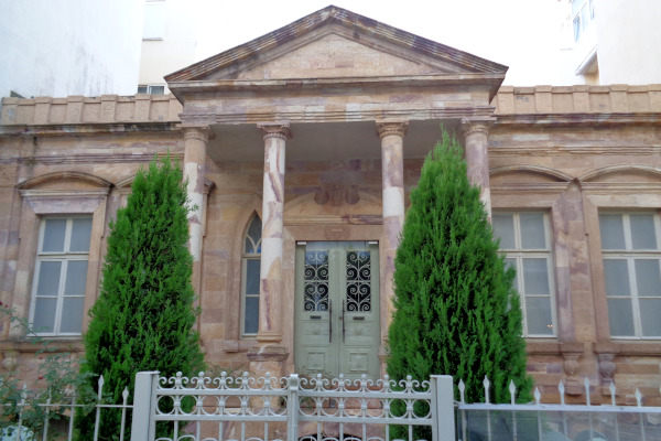 Η κύρια είσοδος του νεοκλασικού κτηρίου όπου στεγάζεται το Εθνολογικό Μουσείο Αλεξανδρούπολης.