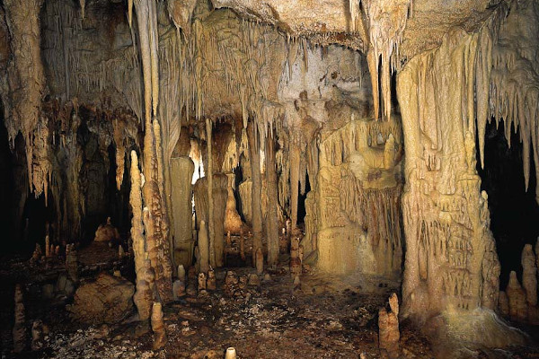 Φωτογραφία του σπηλαίου που απεικονίζει πολλούς σχηματισμούς σταλαγμιτών και σταλακτιτών.