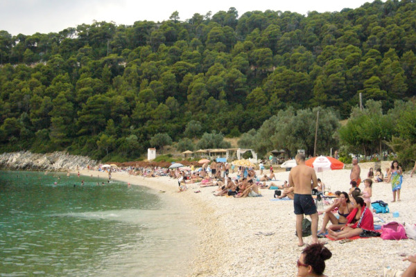 Μια φωτογραφία που απεικονίζει την παραλία του Λεφτού Γιαλού στο νησί της Αλοννήσου.