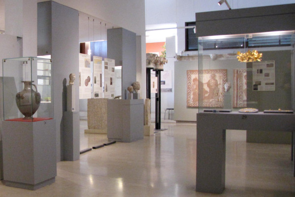 Μια εικόνα του εσωτερικού ενός δωματίου με θήκες και εκθέματα στο Αρχαιολογικό Μουσείο της Αμφίπολης.