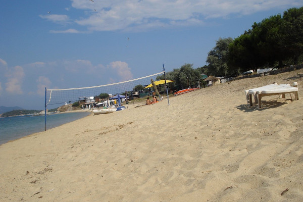 Μια φωτογραφία της παραλίας Άγιος Γεώργιος στην Αμμουλιανή που δείχνει γήπεδο beach volley.