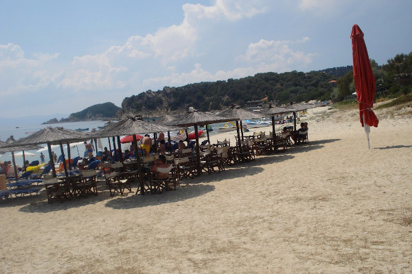 Οι ομπρέλες και οι ξαπλώστρες ενός beach bar στην παραλία Αλυκές Αμμουλιανής.