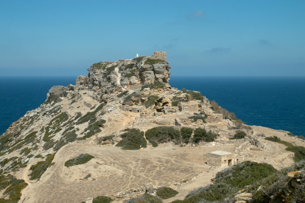 Μια εικόνα που δείχνει τον λόφο της ακρόπολης της Αρχαίας Αρκεσίνης στο νησί της Αμοργού.