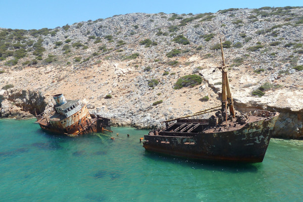 Μια εικόνα του Ναυαγίου της Ολυμπίας στο νησί της Αμοργού ημιβυθισμένο στη θάλασσα.