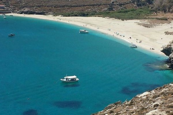 Πανοραμική φωτογραφία που δείχνει την παραλία του Αγίου Πέτρου στο νησί της Άνδρου.