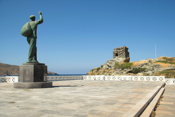 Το άγαλμα αφιερωμένο στον Άγνωστο Ναύτη που βρίσκεται στην πόλη της Άνδρου.