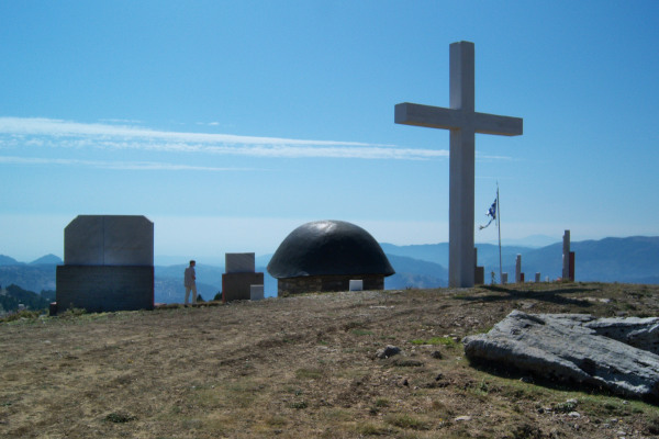 Ένας μεγάλος σταυρός και μια ελληνική σημαία στο μνημείο στο λόφο της Αννίτσας.