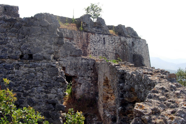 Ένα μέρος των τειχών και της οχύρωσης του Κάστρου του Αλή Πασά στο χωριό Ανθούσα κοντά στην Πάργα.