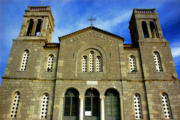 Μια φωτογραφία που δείχνει την μπροστινή πλευρά και την κύρια είσοδο του Ναού Αγίου Γεωργίου της Αράχωβας.