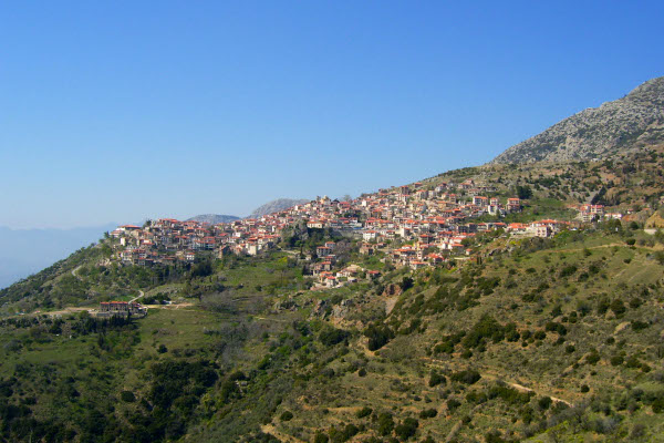 Μια φωτογραφία που τραβήχτηκε από το Viewpoint της Αράχωβας και δείχνει την πόλη σκαφαρλωμένη πάνω στο βουνό.