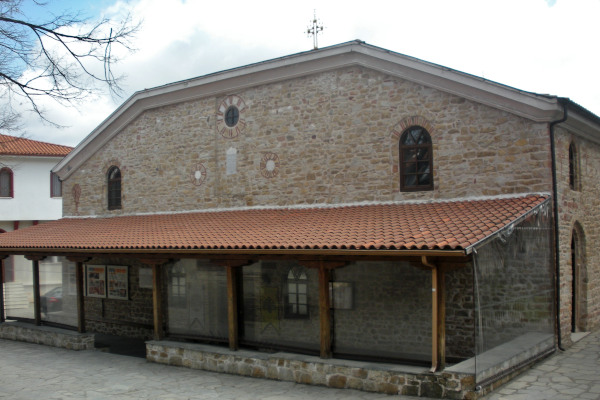 Η κύρια είσοδος και η μπροστινή είσοδος της εκκλησίας του Αγίου Στεφάνου στην Αρναία.