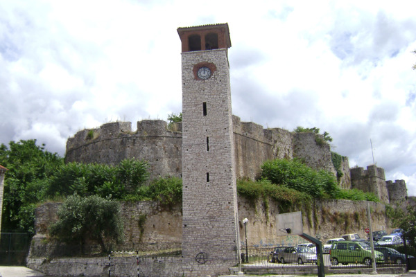 Ο Πύργος του Ρολογιού της Άρτας μπροστά από τα τείχη του Βυζαντινού Κάστρου της πόλης.