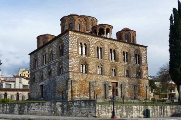 Εικόνα του εξωτερικού τμήματος του Βυζαντινού Ναού της Παναγίας της Παρηγορήτισσας στην Άρτα.