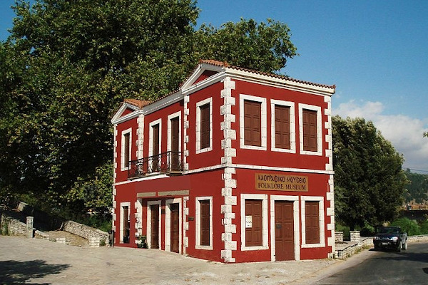 Το διώροφο κόκκινο κτίριο που φιλοξενεί το Λαογραφικό Μουσείο Σκούφας Άρτας.