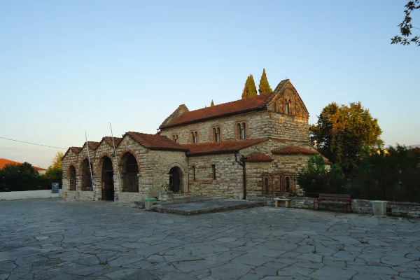 Μια εικόνα που δείχνει την αυλή και τον βυζαντινό ναό της Αγίας Θεοδώρας στην Άρτα.