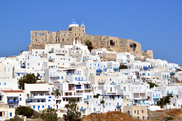Μια εικόνα που δείχνει το ενετικό κάστρο της Αστυπάλαιας περιτριγυρισμένο από τα λευκά σπίτια του οικισμού της Χώρας.