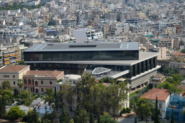 Άποψη του εξωτερικού του μουσείου της Ακρόπολης στην Αθήνα ανάμεσα σε εκατοντάδες σύγχρονα κτίρια.