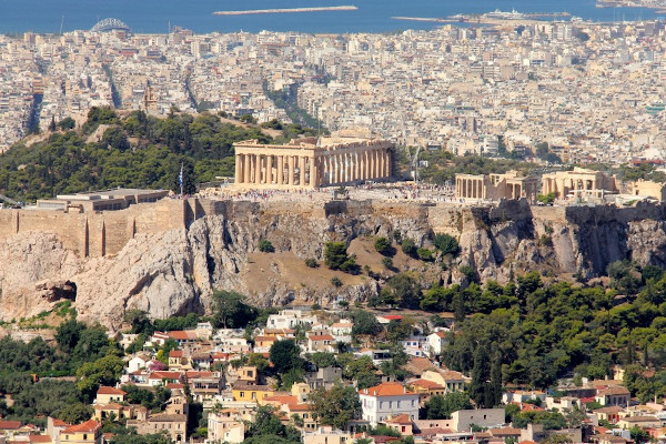 Αεροφωτογραφία του λόφου της Ακρόπολης και της Πλάκας εν μέσω της πυκνοκατοικημένης σύγχρονης Αθήνας.