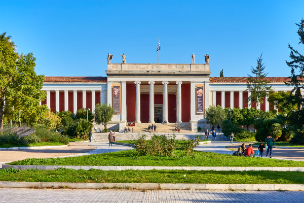 Η μπροστινή πλευρά και η κύρια είσοδος του Εθνικού Αρχαιολογικού Μουσείου Αθηνών.