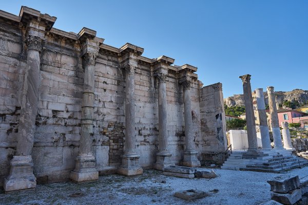 Ερείπια τοίχου και κίονες στη Βιβλιοθήκη του Αδριανού, Αθήνα.