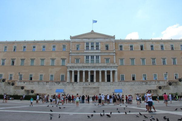 Το τριώροφο νεοκλασικό κτίριο της Βουλής των Ελλήνων και ο χώρος του Μνημείου του Άγνωστου Στρατιώτη.