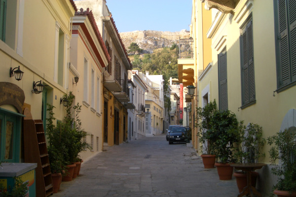 Ένας δρόμος με πολύχρωμα σπίτια στην παραδοσιακή συνοικία της Πλάκας στο κέντρο της Αθήνας.